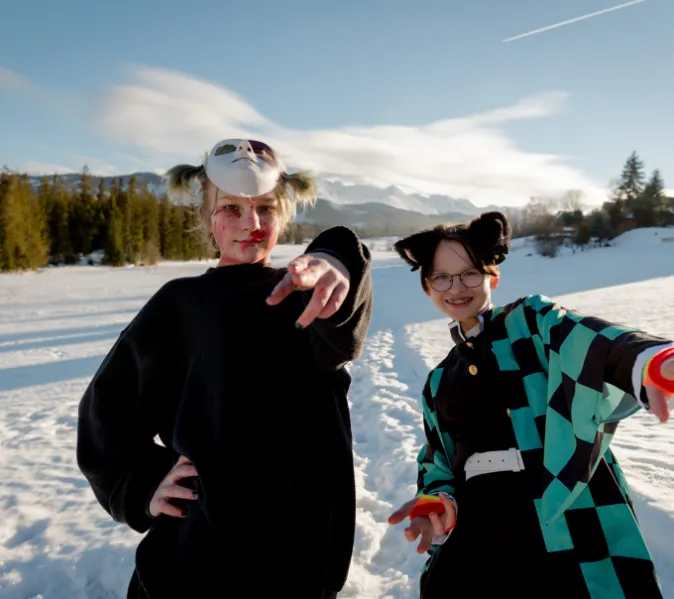 Uczestnicy obozu zimowego z anime w przebraniach Vogue Travel