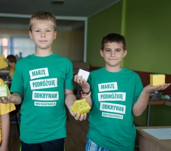 Chłopcy tworzą kostki z Minecraft Vogue Travel