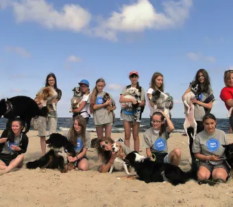 Uczestnicy obozu z psami na plaży - Vogue Travel