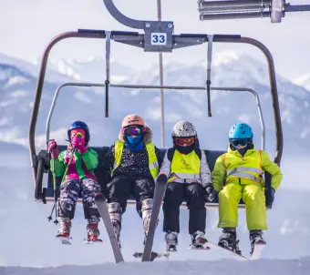 Dzieci jeżdżą na nartach Vogue Travel